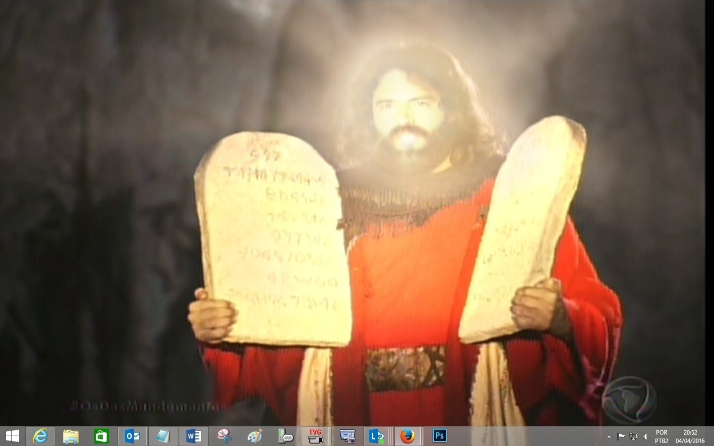 Moisés desce do Monte Sinai com o rosto iluminado e segurando a tábua com os dez mandamentos - Reprodução/TV Record