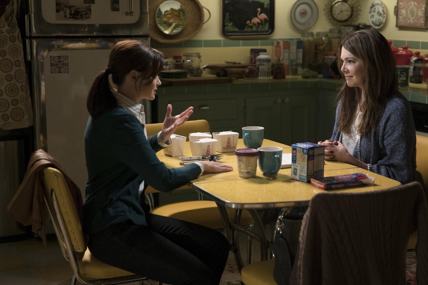 Netflix divulga imagens da série "Gilmore Girls", que voltou a ser produzida e irá mostrar a vida dos personagens nove anos depois do fim do programa - Divulgação