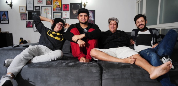 No sofá da sala, os quatro se reúnem para assistirem séries de TV. Por ali também dormem outros humoristas de outras cidades que buscam oportunidades em São Paulo - Junior Lago/UOL - Junior Lago/UOL