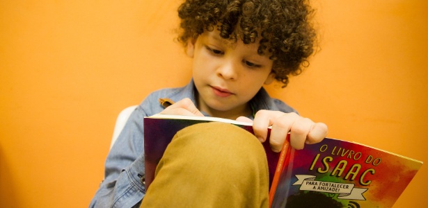 Issac do Vine, 7 anos, semialfabetizado e um livro no currículo - Lucas Lima/UOL - Lucas Lima/UOL
