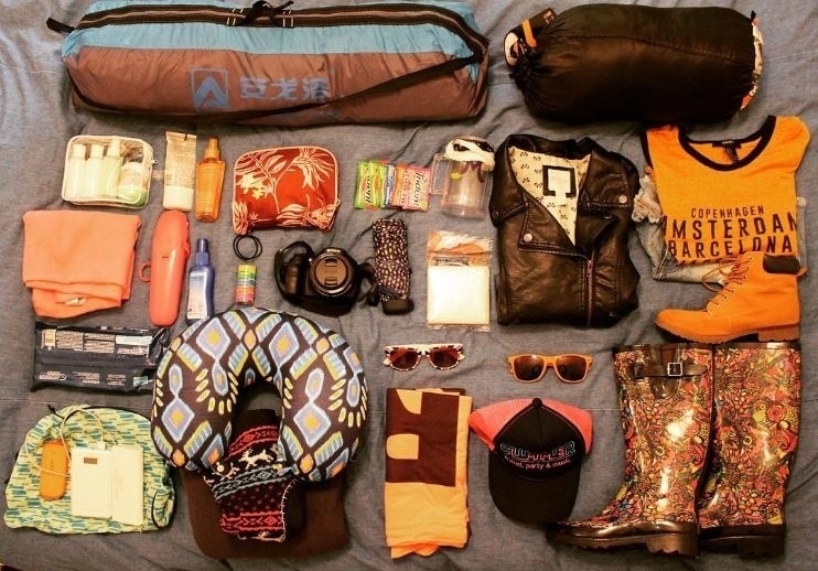 A passagem pela Europa começou com o festival de Glastonbury, na Inglaterra, no final de junho. Bruna e Jode - Reprodução/Instagram/@amelhorbalada