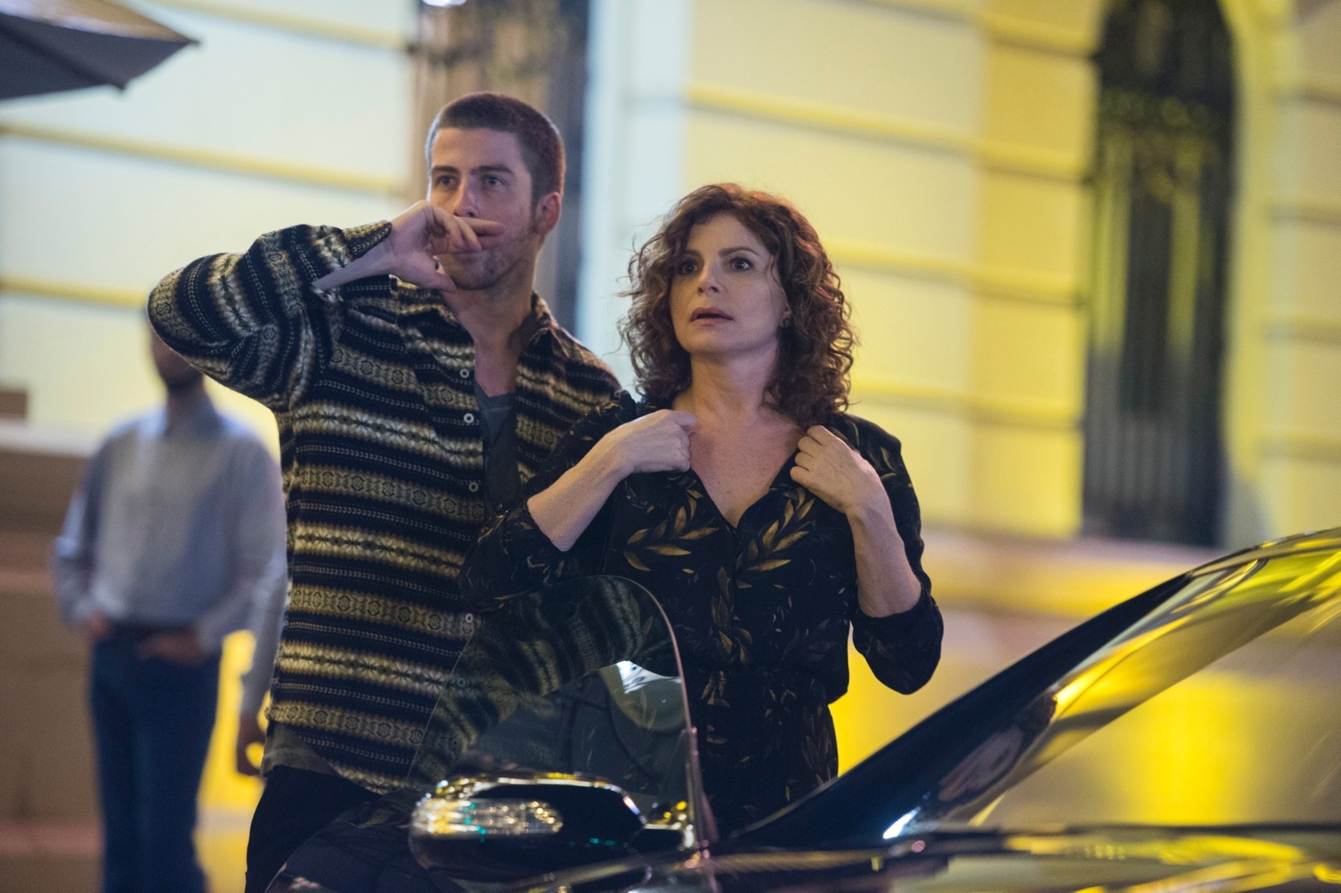 Segunda: Elisa (Debora Bloch) e Téo (Pedro Nercessian) deixam um restaurante e escutam uma batida. Na mesma rua, mais adiante, eles veem o corpo de uma mulher no asfalto e o carro que a atropelou fugindo - Estevam Avellar/Globo