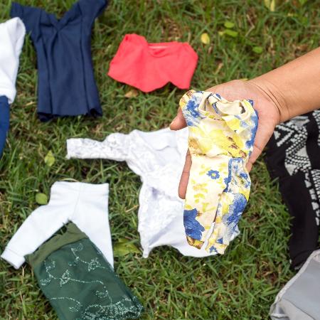 Algumas das roupinhas feitas por Carmem - Fabio Melo/UOL - Fabio Melo/UOL