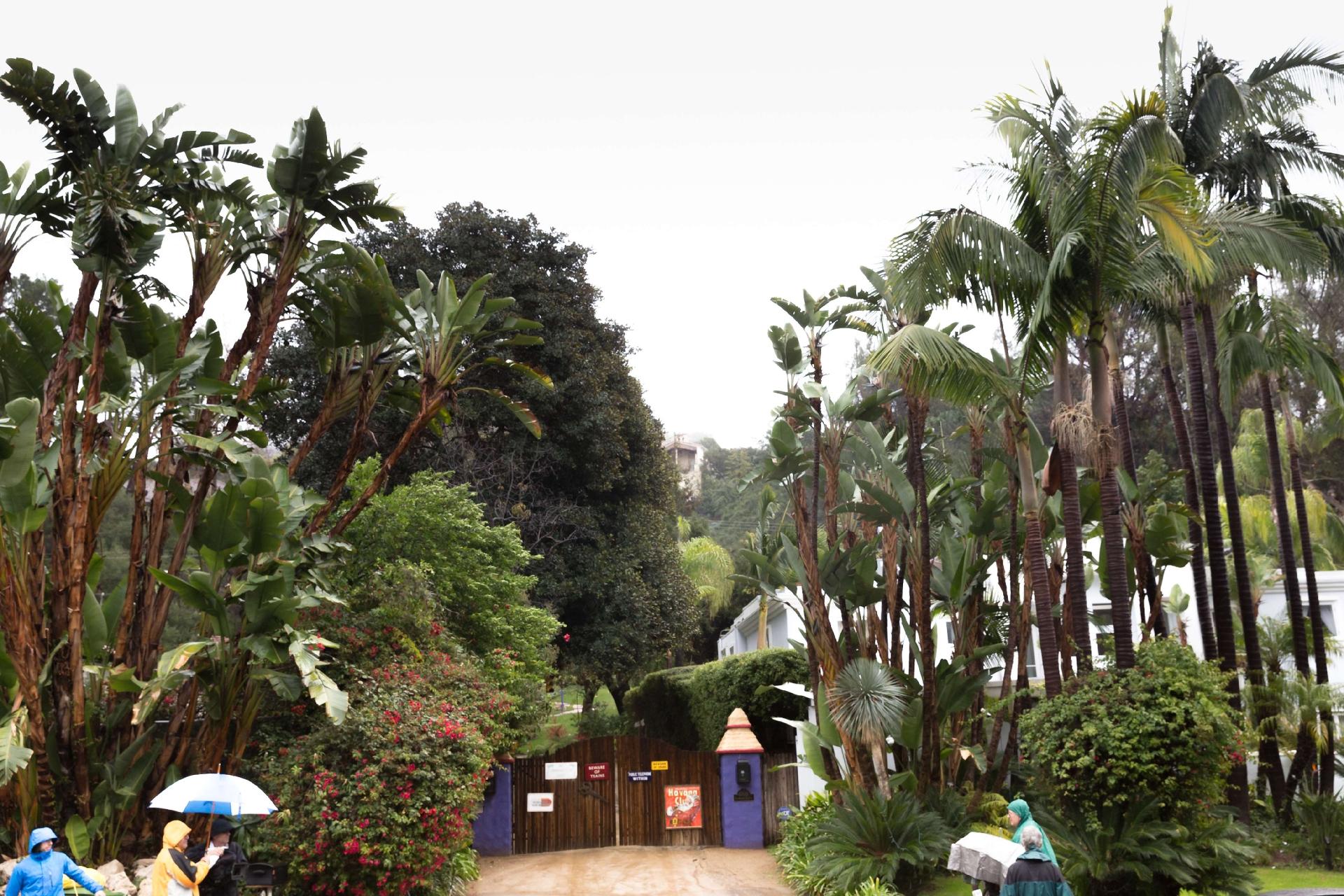 5.jan.2017 - Vista da frente da casa que pertencia a atriz Debbie Reynolds, em Los Angeles, onde acontece o funeral dela ao lado da filha, Carrie Fisher - Greg Doherty/Getty Images/AFP