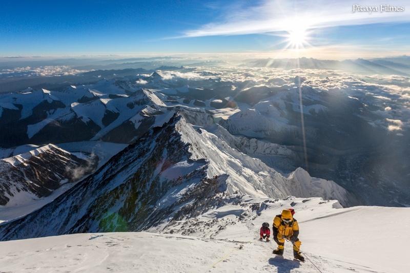 Expedição brasileira comandada por Karina Oliani durante escalada no Everest - Divulgação / Pitaya Filmes
