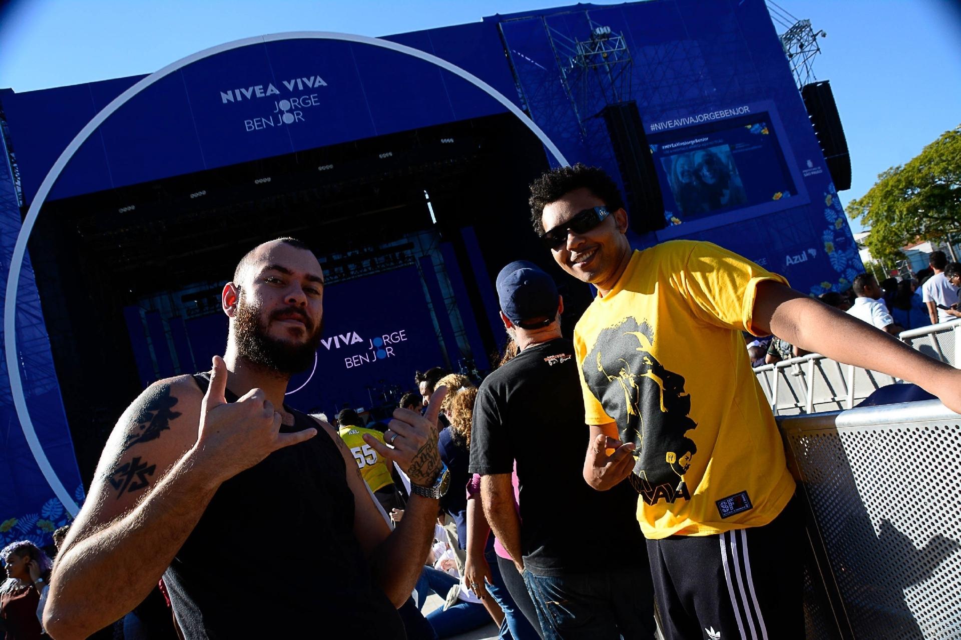 Com a expectativa alta por shows animados, dois amigos assumiram gostar do repertório de Jorge Ben Jor, o homenageado da turnê Nivea Viva pelo Brasil que em São Paulo contou com 200 mil pessoas na Praça dos Heróis da Feb - Nelson Antoine/UOL