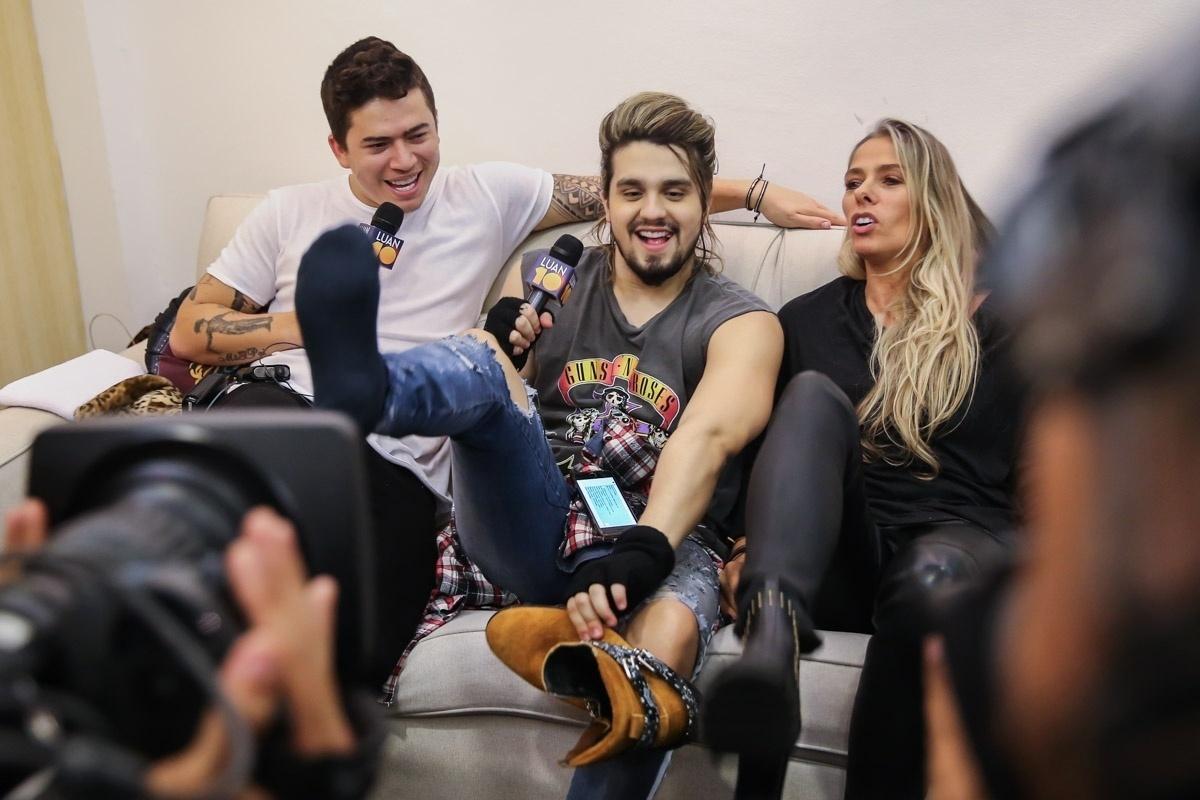 O cantor Luan Santana fez show neste sábado em São Paulo e Adriane Galisteu foi até o camarim tietar o artista. Ao lado de Whindersson Nunes, ela cheirou o pé do cantor para saber se ele tinha chulé - Manuela Scarpa/Brazil News