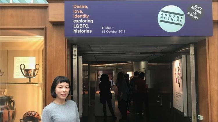 A chinesa Tao Wang critica a falta de classificação indicativa na mostra 'Desejo, Amor, Identidade: Explorando Histórias LGBTQ', do Museu Britânico, em Londres - Lígia Mesquita/BBC Brasil - Lígia Mesquita/BBC Brasil