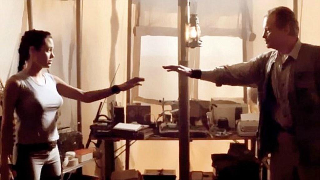 Angelina Jolie e Jon Voight em cena de "Lara Croft: Tomb Raider" (2001) - Reprodução