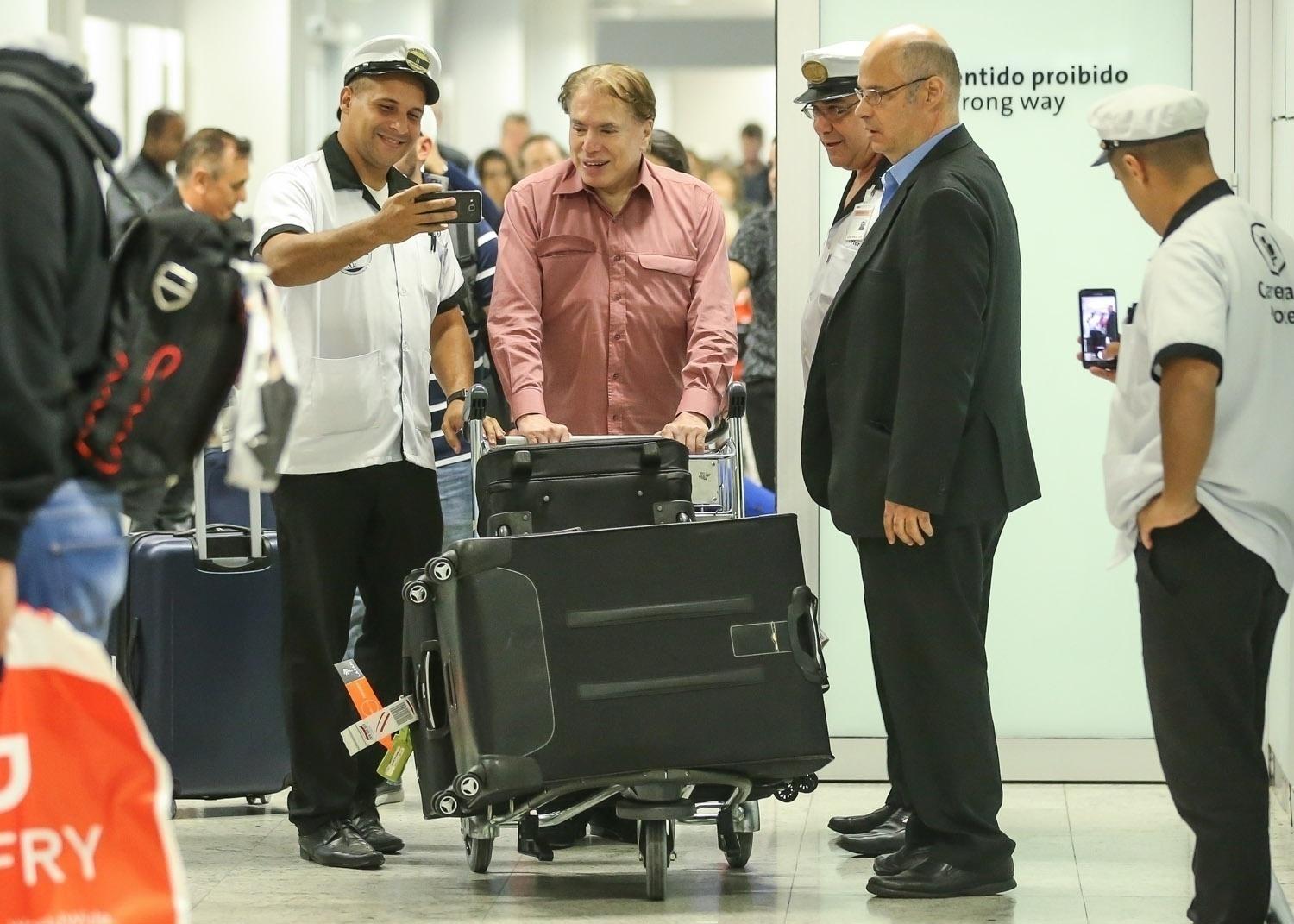 Silvio Santos chega no aeroporto internacional de São Paulo e é tietado por funcionários - Manuela Scarpa/Brazil News