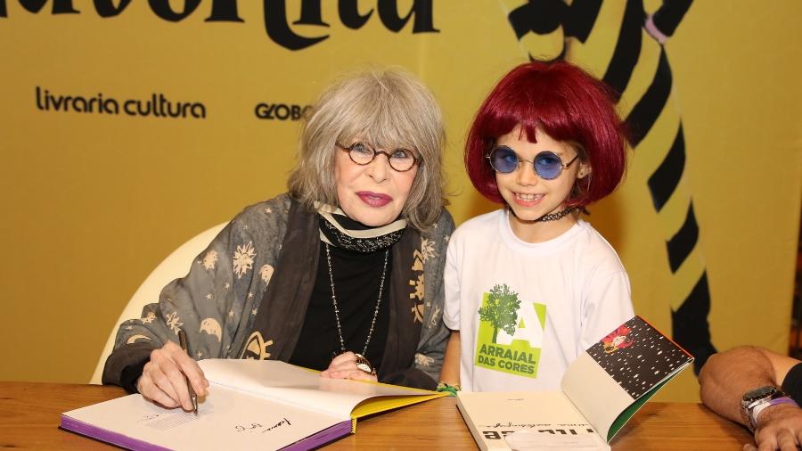 Rita Lee dá autógrafo para garotinha durante  lançamento do livro "FavoRita" - Thiago Duran/AgNews
