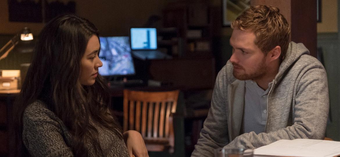 Colleen (Jessica Henwick) e Danny (Finn Jones) conversam em cena da segunda temporada de "Punho de Ferro" - Divulgação/Netflix