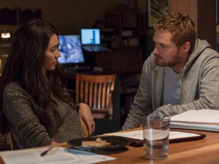 Colleen (Jessica Henwick) e Danny (Finn Jones) conversam em cena da segunda temporada de "Punho de Ferro" - Divulgação/Netflix