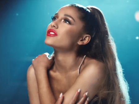 Ariana Grande em cena do clipe de "Breathin" - Reprodução/Youtube