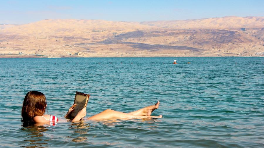 Turista flutua no mar Morto, em Israel - Getty Images/iStockphoto