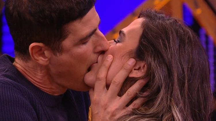 Gianechinni beija Tatá Werneck no "Lady Night" - Reprodução/Globo - Reprodução/Globo