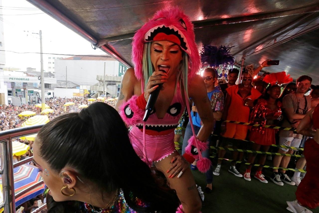 Com maiô rosa, Pabllo Vittar faz Carnaval pop com seu bloco em São Paulo - Nelson Antoine/UOL