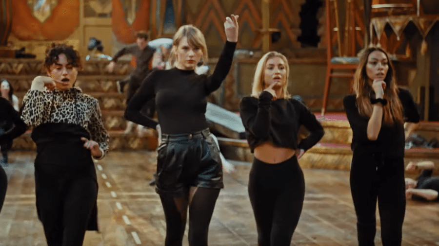 Taylor Swift em cena dos bastidores de Cats - Reprodução/YouTube