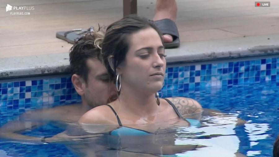 Guilherme Leão faz massagem em Tati Dias na piscina  - Reprodução/PlayPlus