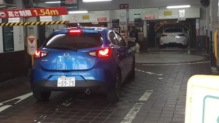 Foto de Sistemas De Estacionamento De Carro Automático Permitem Otimizar  Espaço Em Cidades Lotadas No Distrito De Shinagawa Tóquio Japão e mais  fotos de stock de Estacionamento - iStock