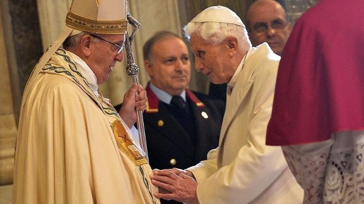 Papas Francisco e Bento 16, em imagem real; Bento 16 renunciou ao papado em 2013 - AFP
