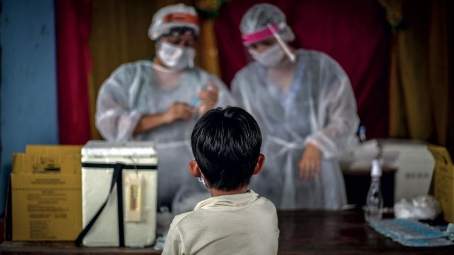 Criança indígena recebe vacina contra gripe e faz teste de covid-19 em Manaus - Andre Coelho/Getty Images