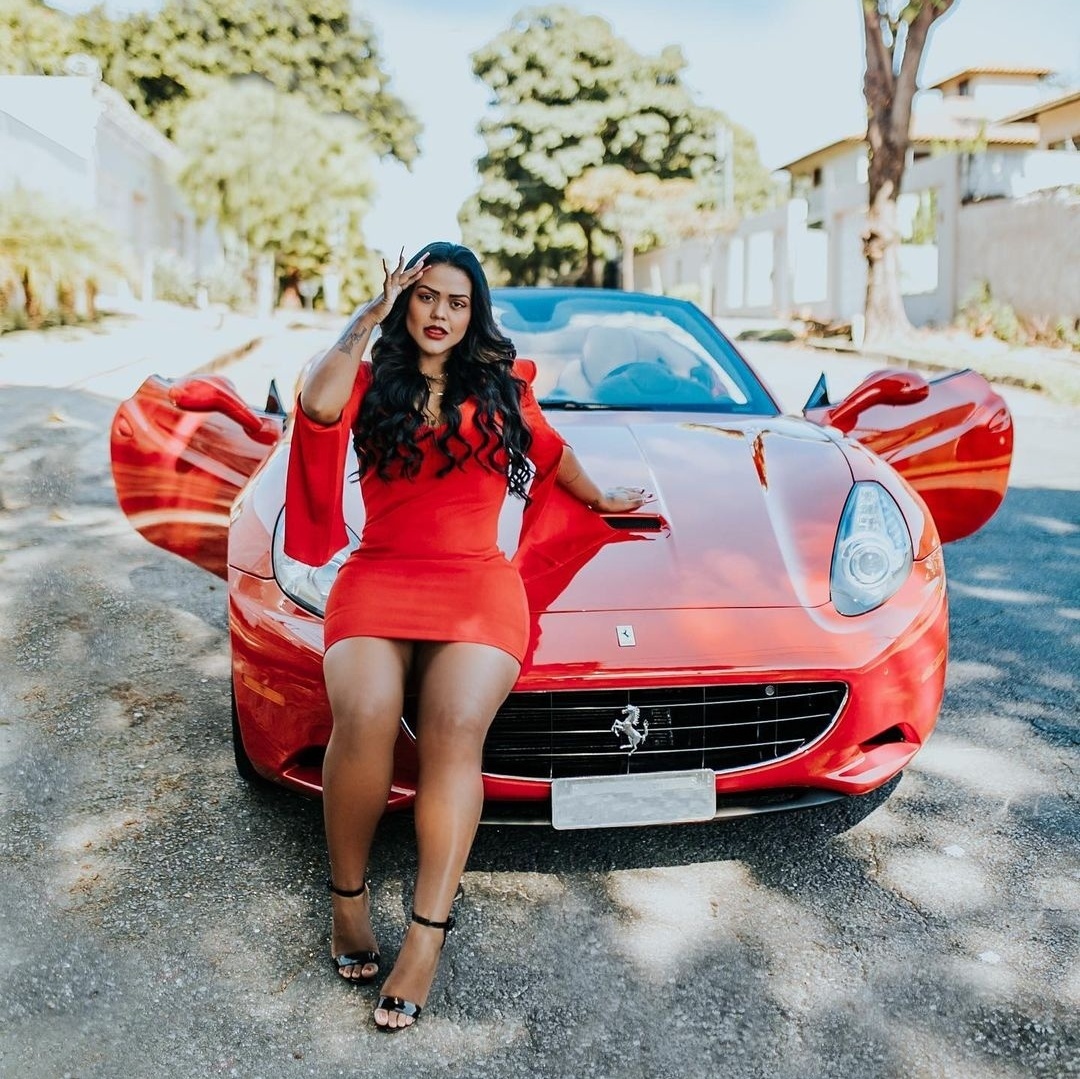 Influenciadora Camila Loures compra Ferrari avaliada em mais de R$ 1 milhão  - 10042021 - UOL TV e Famosos