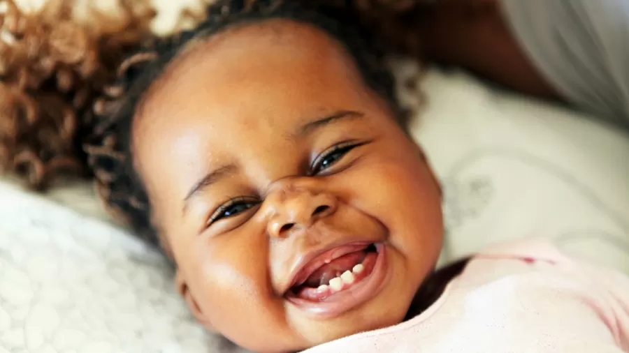 Bebê deve ir ao dentista a partir do nascimento do primeiro dente.