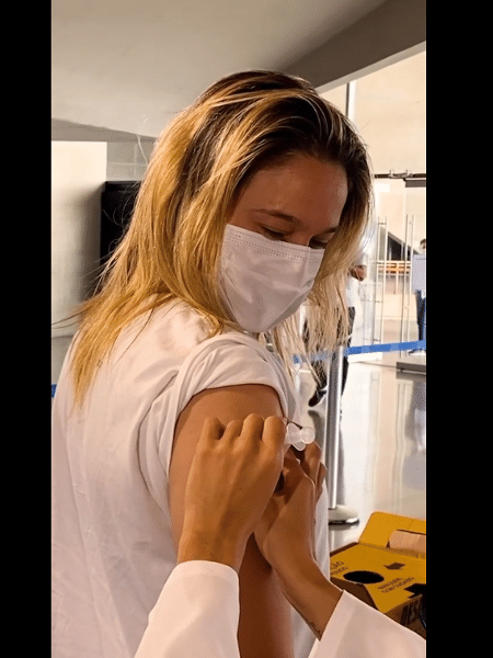 A apresentadora Fernanda Gentil recebeu a primeira dose da vacina contra a covid-19 - Reprodução / Instagram