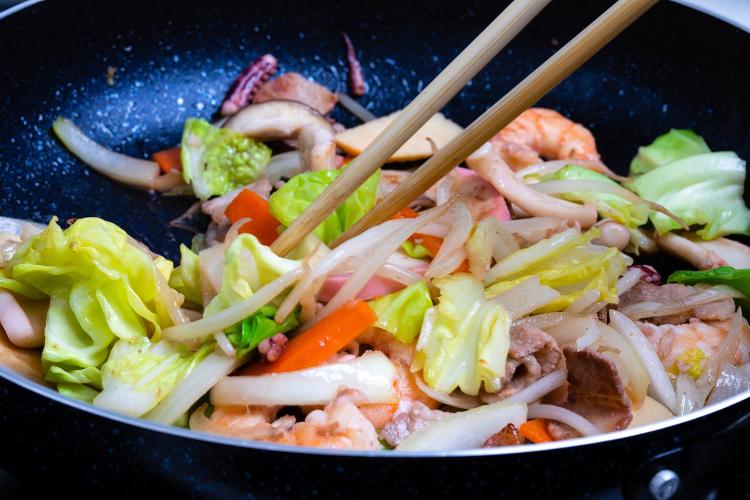 Preparo do yakissoba - legumes e carnes - Getty Images - Getty Images