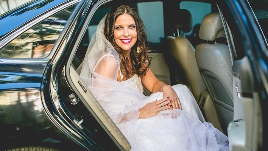 Maria Paula Letti em seu casamento com o cropped, que teve como origem o vestido da Givenchy comprado em brechó nos EUA - Luiza Ferraz
