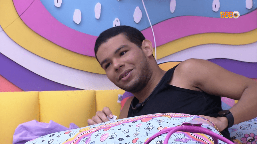 BBB 22: Vyni brinca e faz alerta ao Brasil em papo com brothers no quarto lollipop - Reprodução/Globoplay