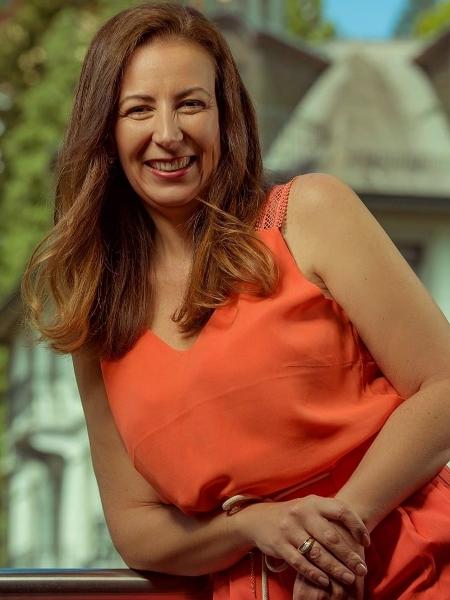 Médica veterinária com doutorado em biotecnologia na Alemanha, Ana Suarez, 47, deixou a carreira e hoje é escritora e CEO de uma editora, a Flow - Thiago Magalhães/ Divulgação