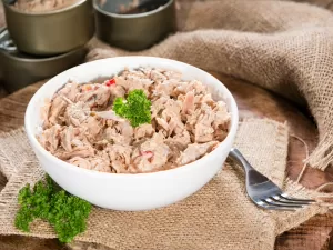 Salada fresca de atum é fácil de fazer e fonte de gorduras boas