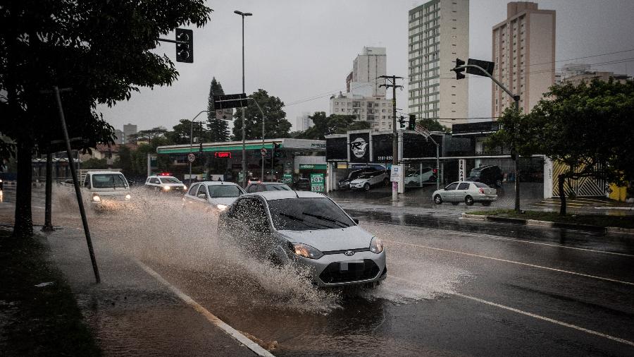 A lei de trânsito pune quem deliberadamente usa o veículo para arremessar água em pedestres