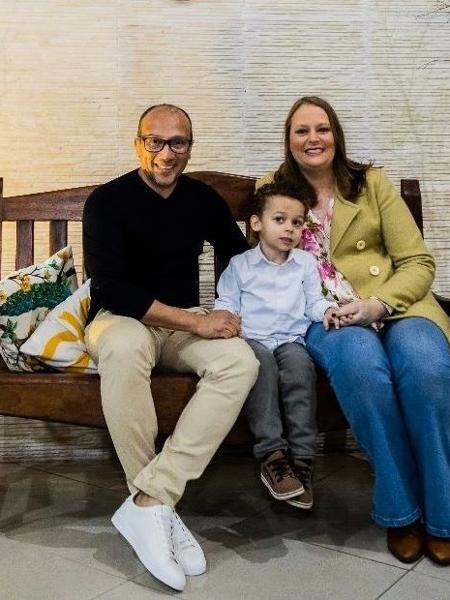 Janaína Kafer  com o filho, Arthur Kafer Sanchez Sousa e o marido Eduardo Souza
