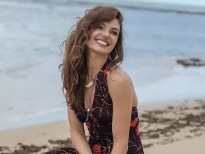 Isis Valverde posa em praia paradisíaca e recebe elogios: 'Sereia'