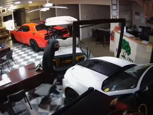 Ladrões atrapalhados batem Camaro durante roubo em concessionária
