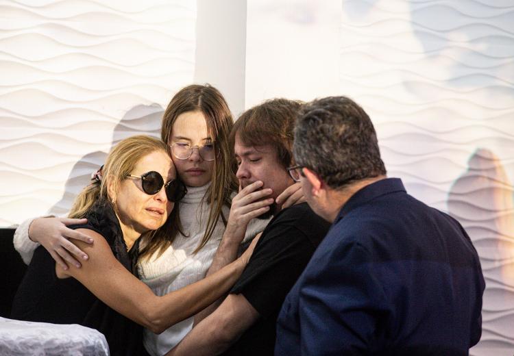 Key Vieira, viúva de Chrystian, abraçou os filhos do casal, Lia e João