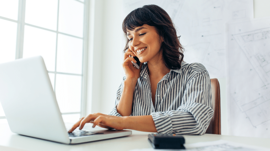 Mulher fica feliz ao receber mensagem de amiga - Canva