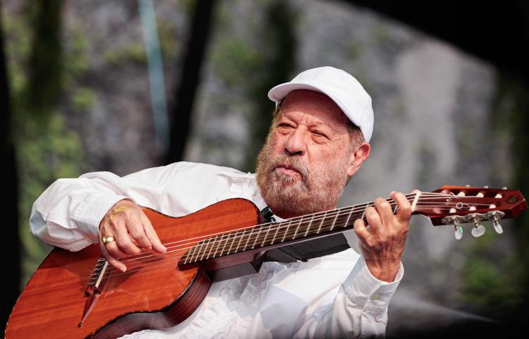 O cantor e compositor João Bosco no palco do Coala Festival 2024