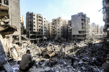 Destroços de prédios atingidos pelo ataque de Israel que matou o líder do Hezbollah Hassan Nasrallah em Beirute