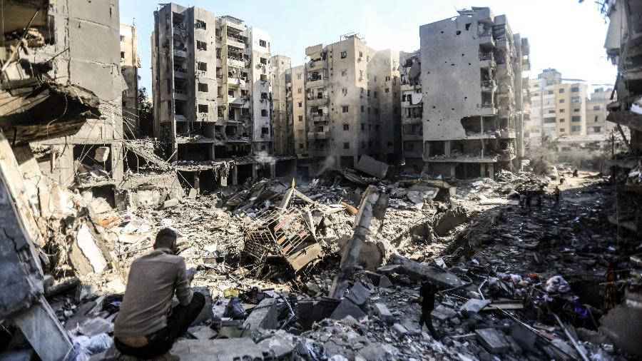 Destroços de prédios atingidos pelo ataque de Israel que matou o líder do Hezbollah Hassan Nasrallah em Beirute