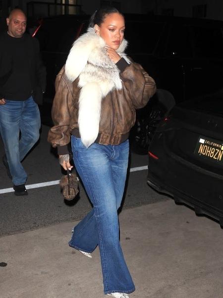 Rihanna com calça flare jeans em passeio nos Estados Unidos Rihanna com calça flare jeans em passeio nos Estados Unidos
