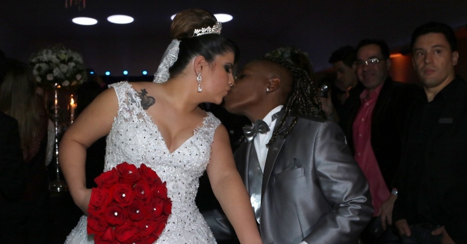 6.jul.2015 - Neném e Thaís trocam um beijo apaixonado para celebrar o casamento