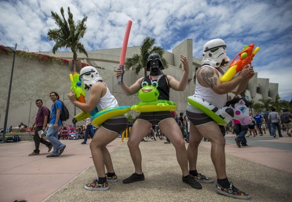 Antes de chegar à Comic-Con 2015, em San Diego, nos Estados Unidos, esse Darth Vader [ao centro] acompanhado de dois Stormtroopers deram uma passadinha na praia da cidade e voltaram com boias e vestindo sungas - Mario Anzuoni/Reuters