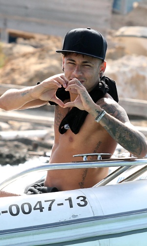 28.jul.2015 - Neymar faz coração com as mãos ao perceber que está sendo fotografado em Ibiza, na Espanha
