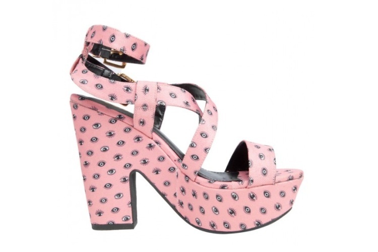 Sandália plataforma rosa com estampa de olhos, da Colcci. Preço: R$ 369,99. Informações: www.colcci.com.br | Preço e Preço e disponibilidade pesquisados em setembro de 2015 e sujeitos a alterações - Divulgação