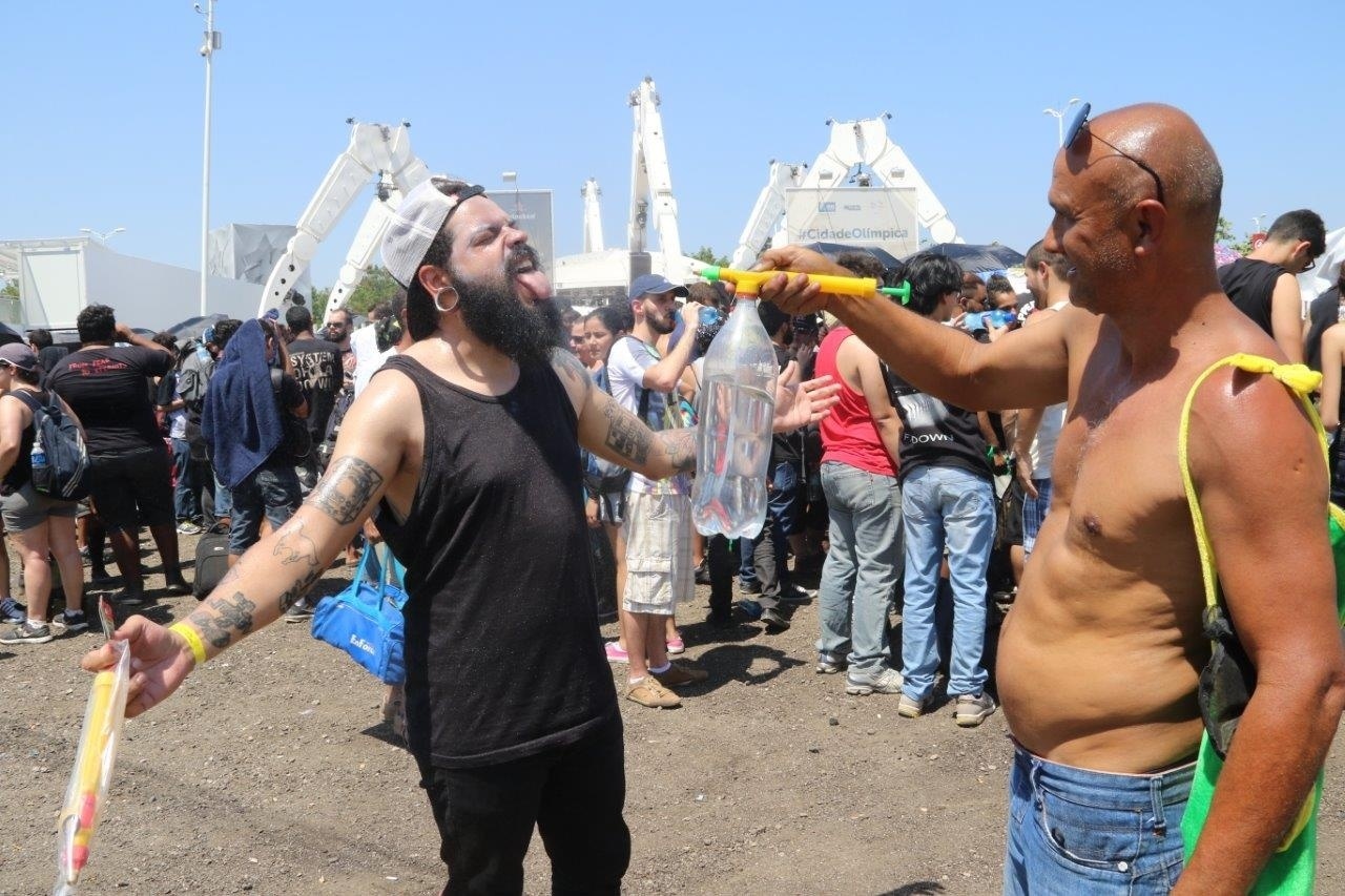 24.set.2015 - Fãs aguardam abertura do portão no quarto dia de Rock in Rio sob sol escaldante - Zulmair Rocha/UOL