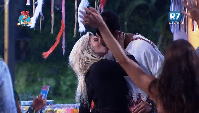 02.out.2015 - Marcelo Bimbi e Veridiana se beijam na segunda festa de "A Fazenda 8" - Reprodução/Record